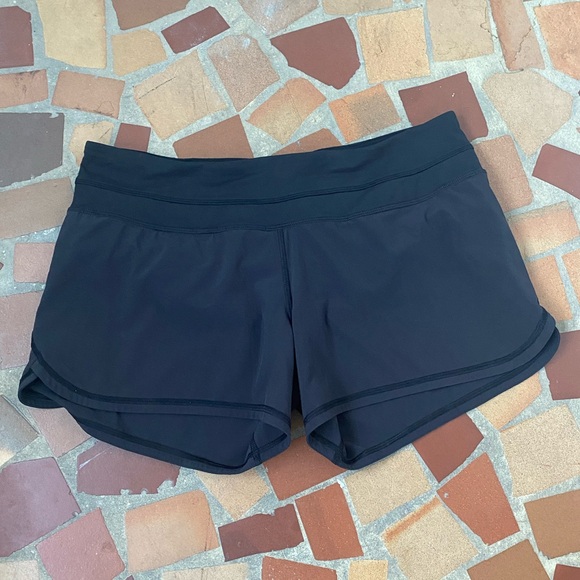 Lululemon Women’s Groovy Run Shorts - Picture 13 of 13